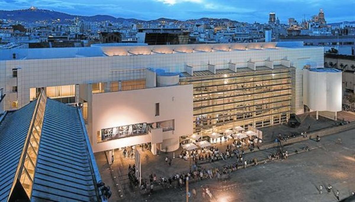Vistes nocturnes de la terrassa del Macba, habilitada durant l’edició passada de ’La nit dels museus’. Vistes nocturnes de la terrassa del Macba, habilitada durant l’edició passada de ’La nit dels museus’.