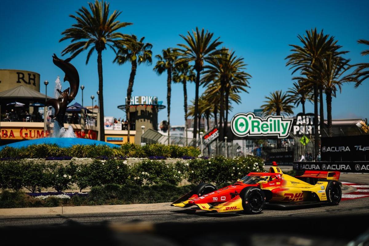 Álex Palou rodando por las calles de Long Beach