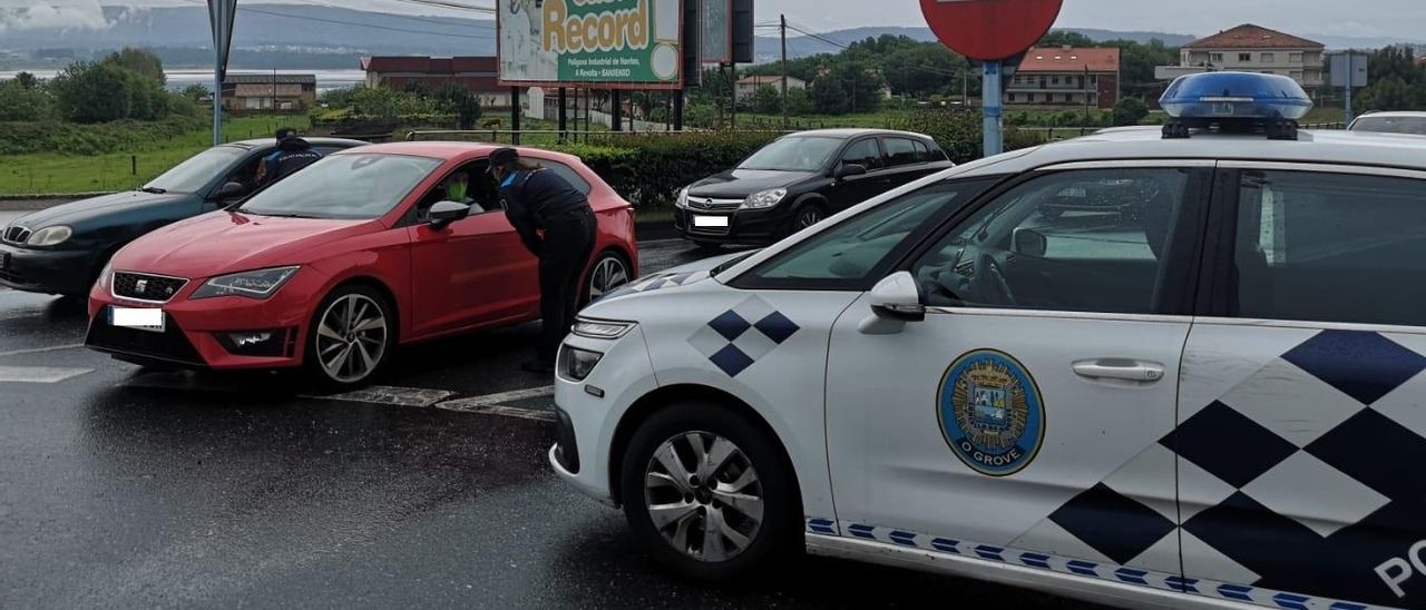 Uno de los controles de la Policía Local de O Grove, ayer.