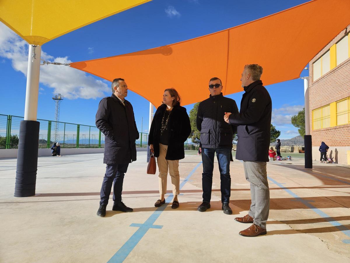 El patio cuenta ahora con toldos sombraje y nuevo mobiliario como papeleras o bancos.