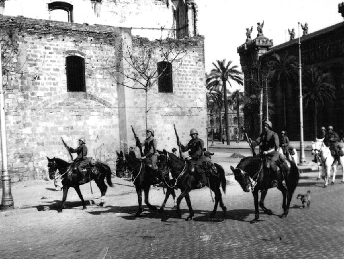 Desfile militar de caballera en febrero de 1939.