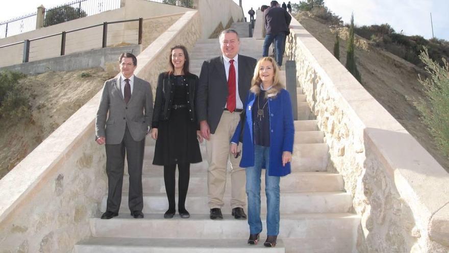 El consejero de Fomento, al alcalde de Lorca y la directora general de Vivienda, ayer en Lorca.