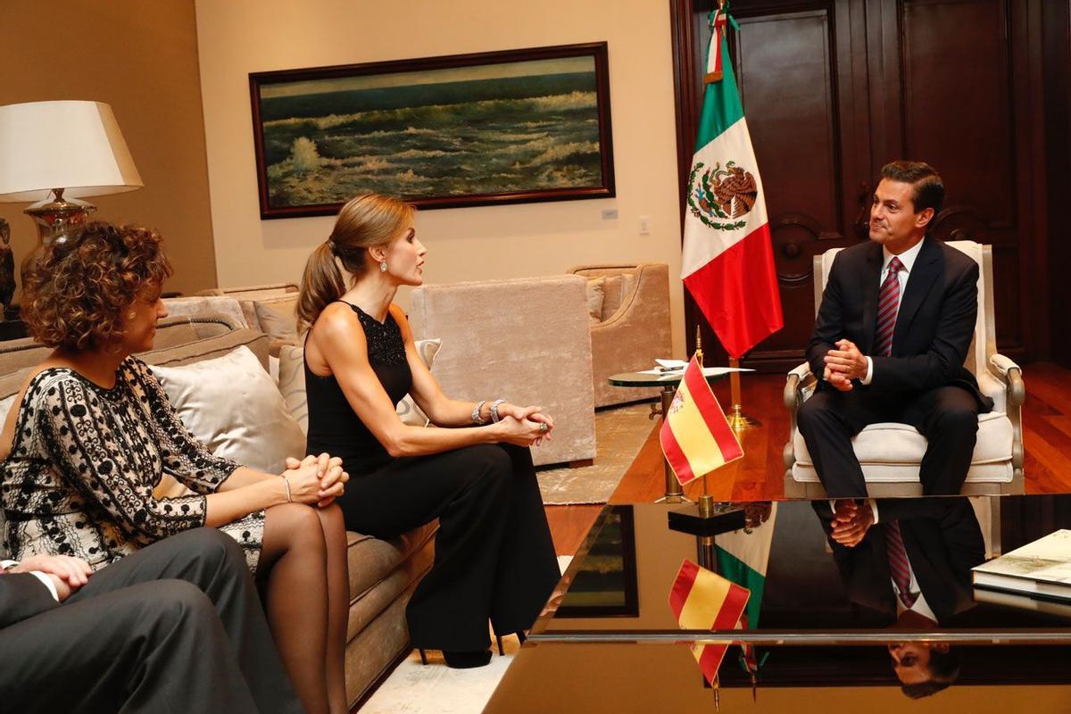 Letizia Ortiz con mono negro de Felipe Varela en México