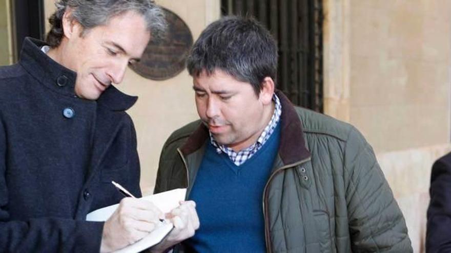 Arriba, el Ministro firma un autógrafo a Ander Azcárate. Debajo, Belén Fernández y José María Pertierra, esperando a De la Serna y a Moriyón en el Ayuntamiento.