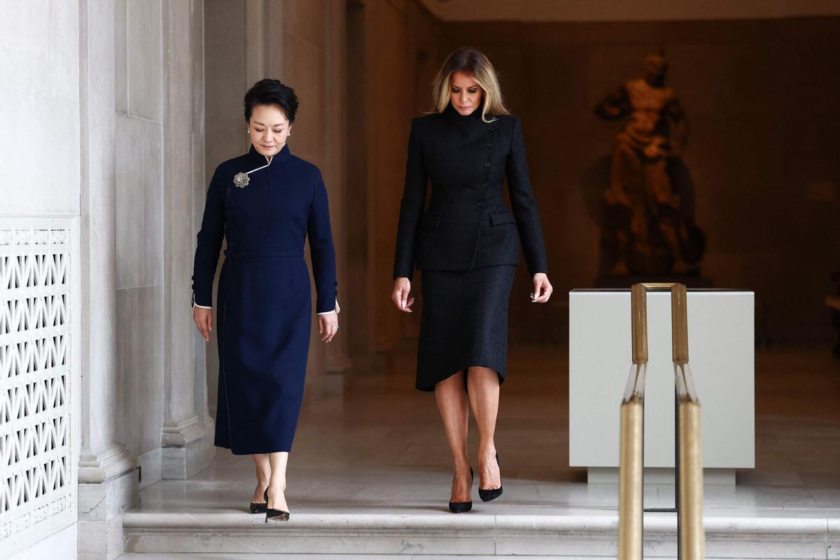 Washington (Estados Unidos), 24/09/2026.- La primera dama de EEUU, Melania Trump, y Peng Liyuan, esposa del presidente chino, Xi Jinping, durante su visita al Museo Nacional de Arte Asiático del Smithsonian.
