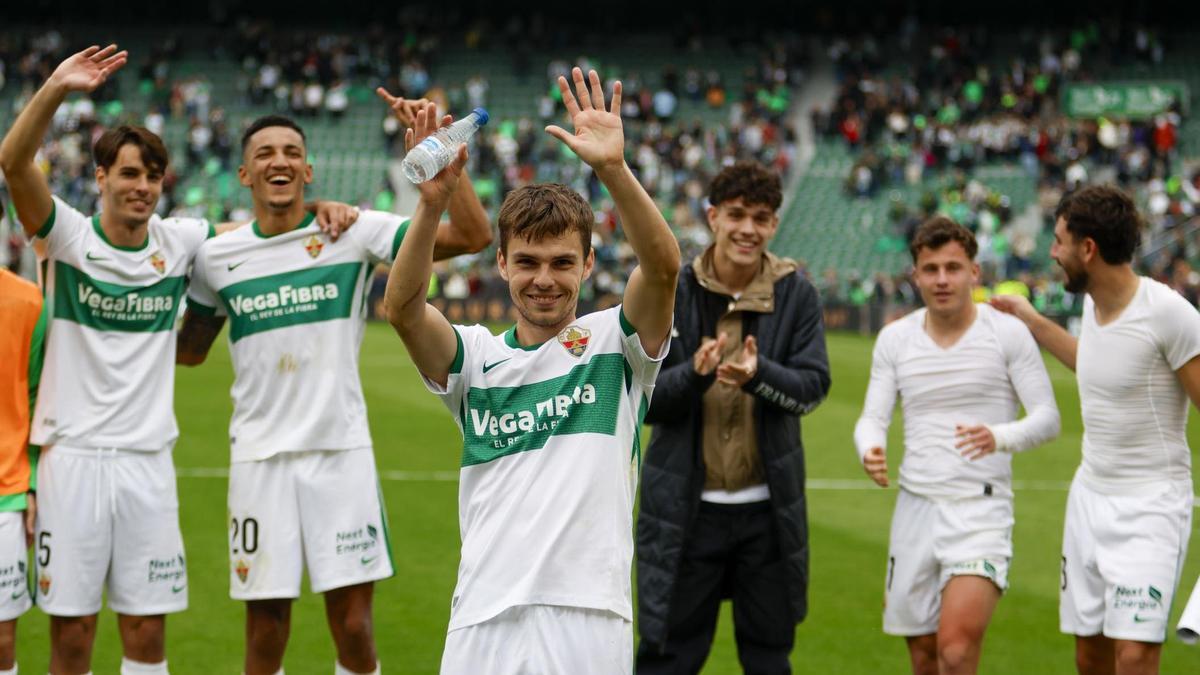 Aleix Febas celebra junto a sus compañeros una victoria en el Martínez Valero.