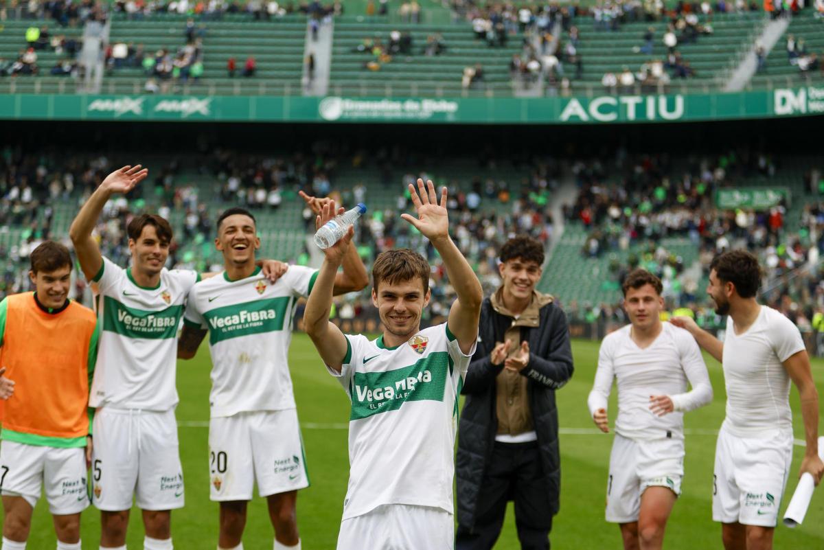 Aleix Febas celebra junto a sus compañeros una victoria en el Martínez Valero.