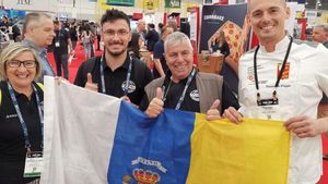 Marco Tavani, en el centro, entre su madre y su padre, en el campeonato del mundo en Las Vegas.