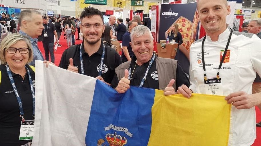 Marco Tavani, en el centro, entre su madre y su padre, en el campeonato del mundo en Las Vegas.