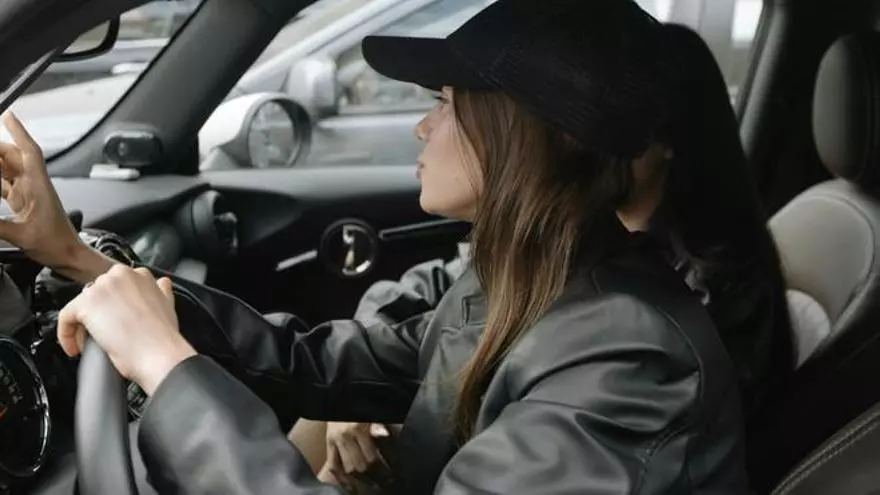 Te podrían multar con hasta 100 euros por llevar estas prendas al volante