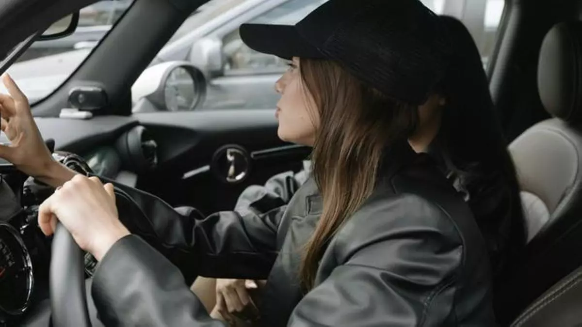 Te podrían multar con hasta 100 euros por llevar estas prendas al volante