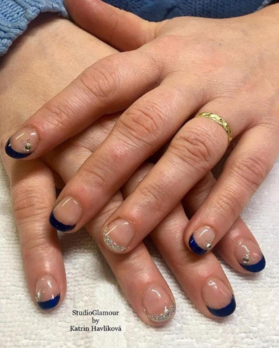 Manicura francesa en tonos oscuros