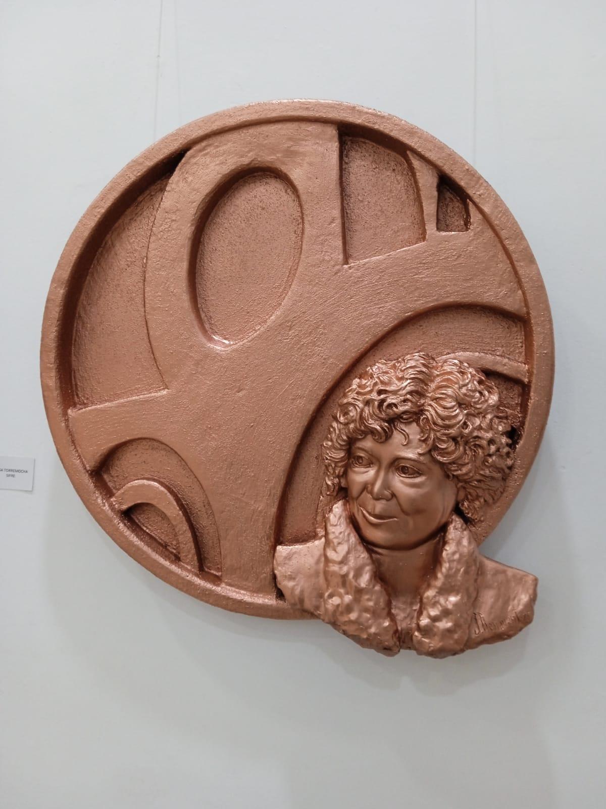 Relieve con el logo de la casa de la cultura y el homenaje póstumo a Elisa Torremocha.