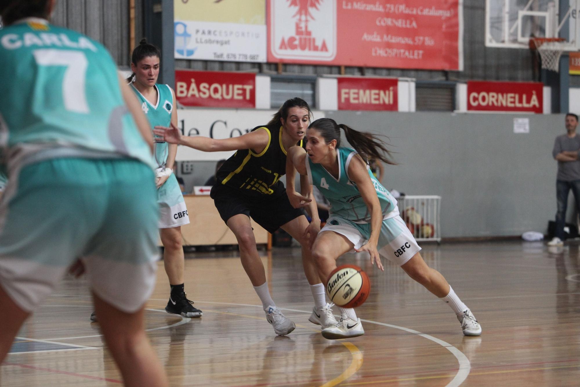 Partido de básquet femenino.