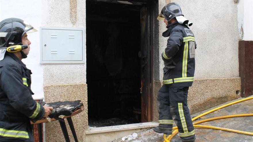 Tres heridos, uno grave, en el incendio de una vivienda de tres plantas en Luque