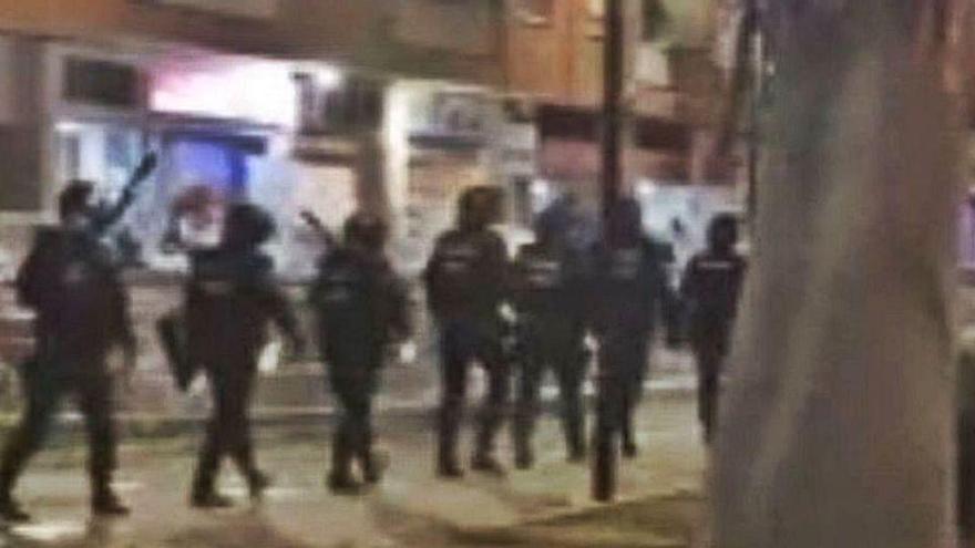 Agentes antidisturbios instantes antes de disolver la 'campal' de Mislata, en diciembre pasado.