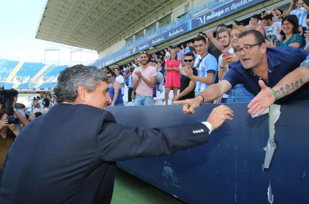 Juande Ramos regresa al Málaga CF. El jeque Al-Thani le ha acompañado en su presentación.