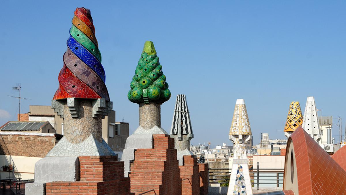 Una azotea espectacular con chimeneas multicolor