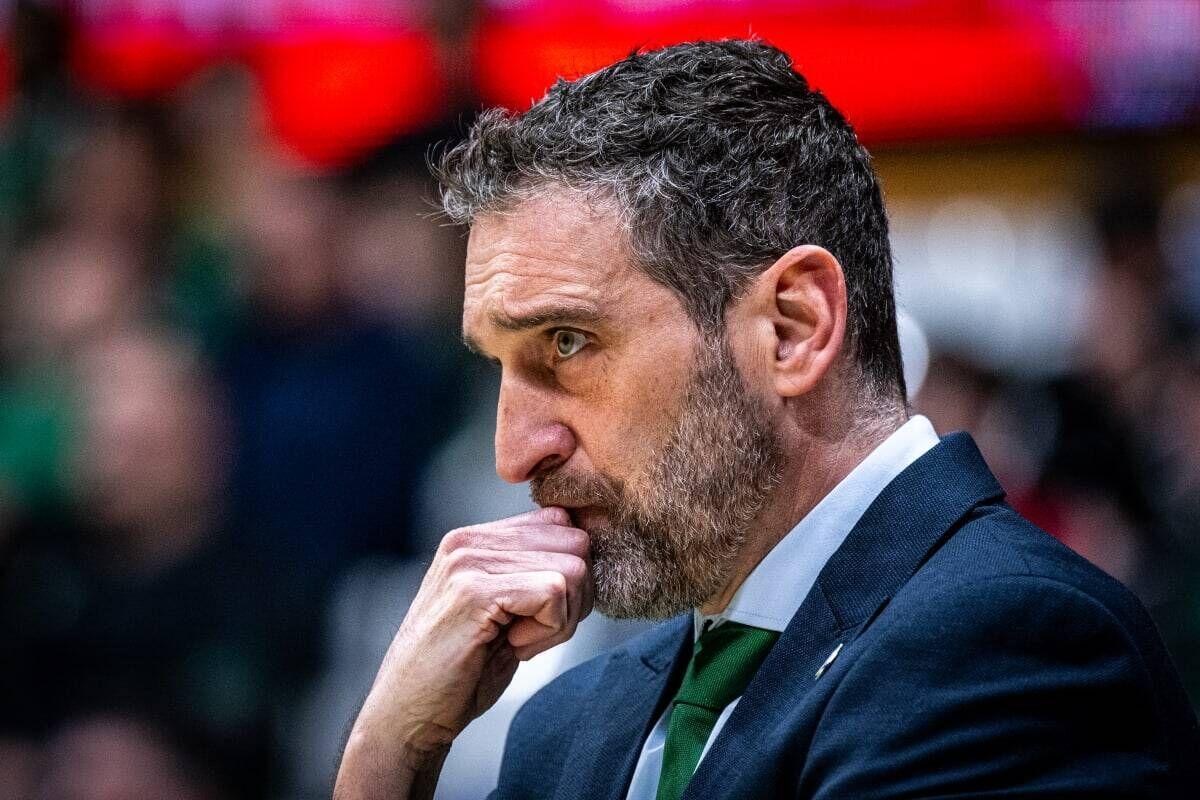 Ibon Navarro, pensativo en el Joventut Unicaja de la BCL.