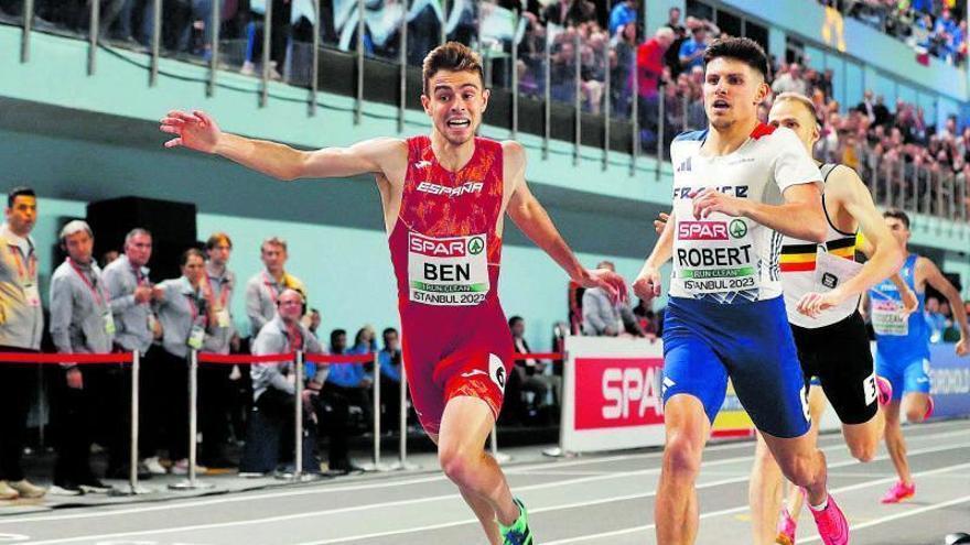 Adrián Ben se lanza en los últimos metros para 
superar al francés Robert y ganar el oro. |  // REUTERS