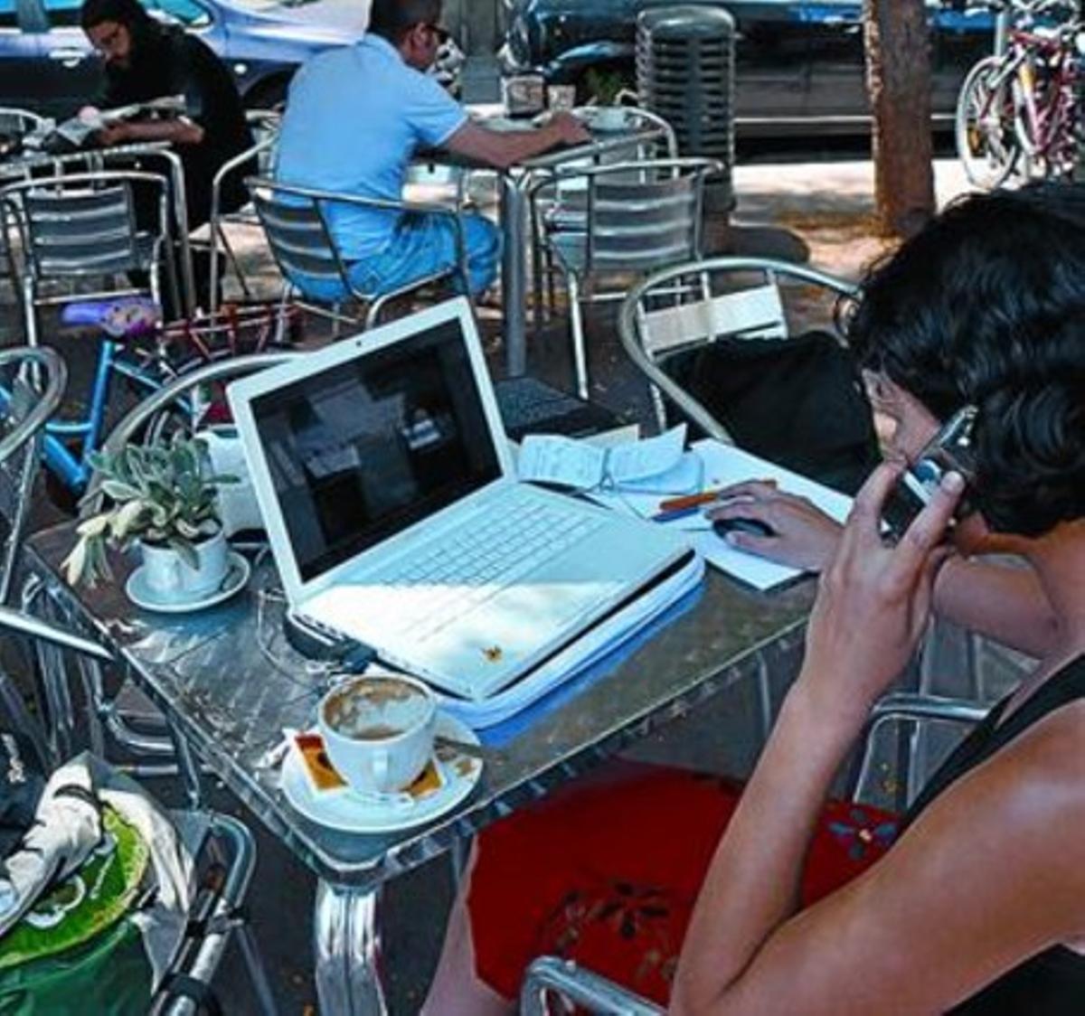 Dades 8 Una usuària es connecta a internet des del portàtil.