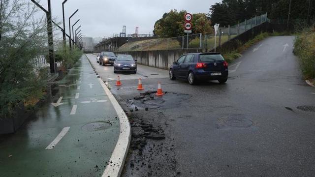 El socavón, con los coches circulando en los dos sentidos. | NOÉ PARGA
