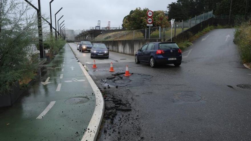 Un socavón complica el tráfico en Sobradelo