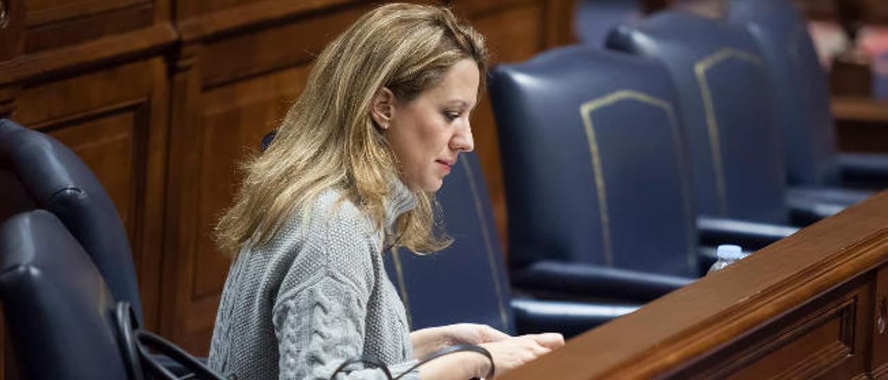 La consejera de Hacienda, Rosa Dávila, única ocupante de la bancada azul del Gobierno en el hemiciclo del Parlamento canario, ayer.