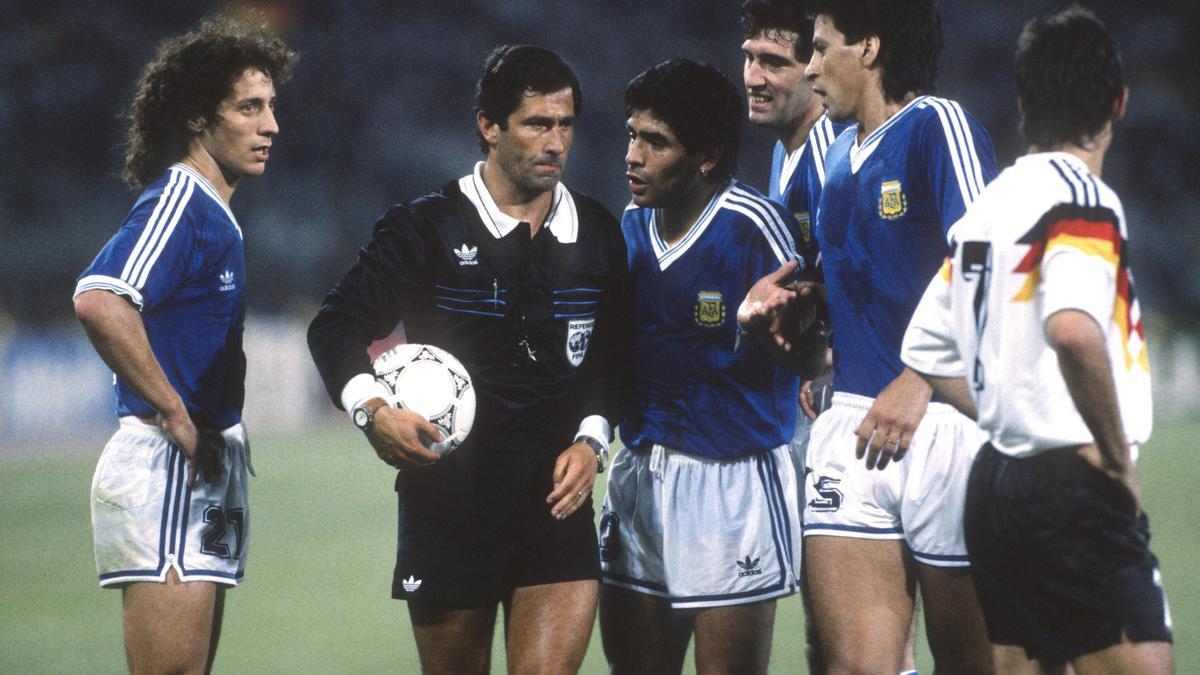 Un árbitro vetado en final de un Mundial (1990)