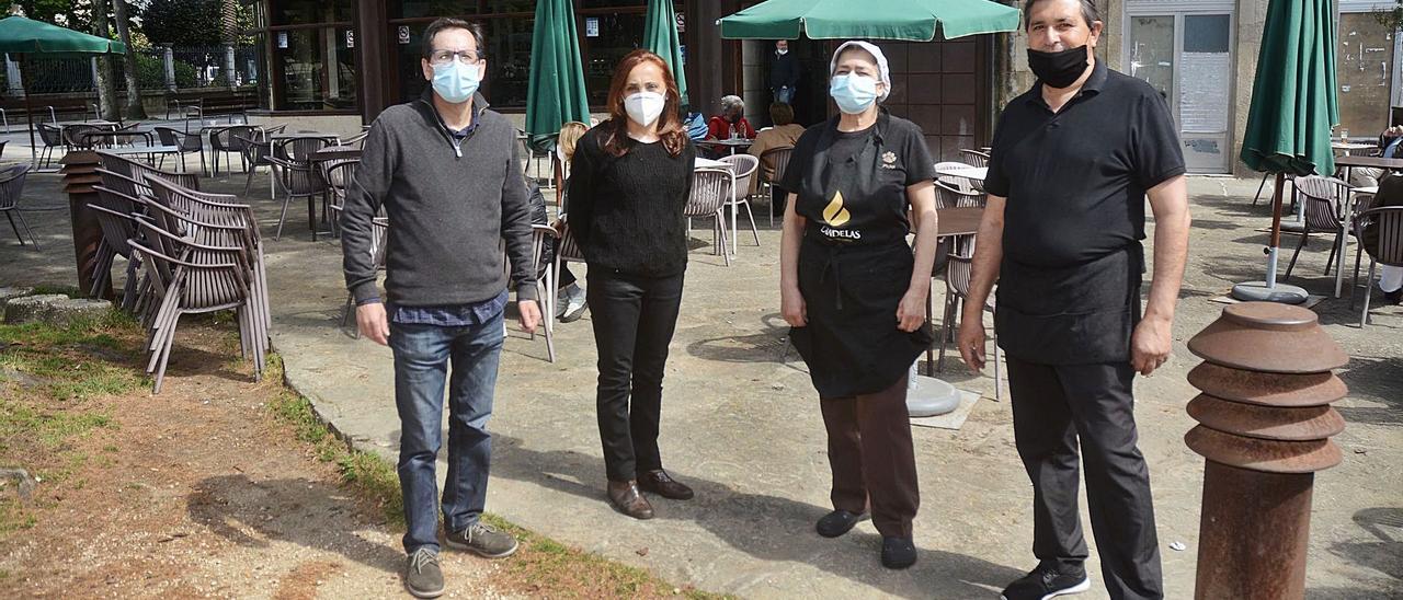 Pepe Amoedo (izquierda) y tres de los empleados del “Blanco y Negro” ante la terraza de la cafetería, ya abierta.