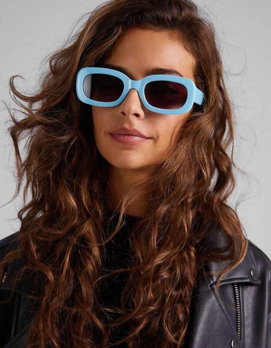 Gafas de sol con montura azul de Bershka