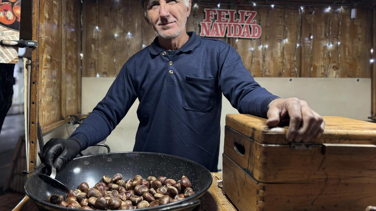 Félix Sansegundo en su puesto de venta de castañas en el centro de Badajoz