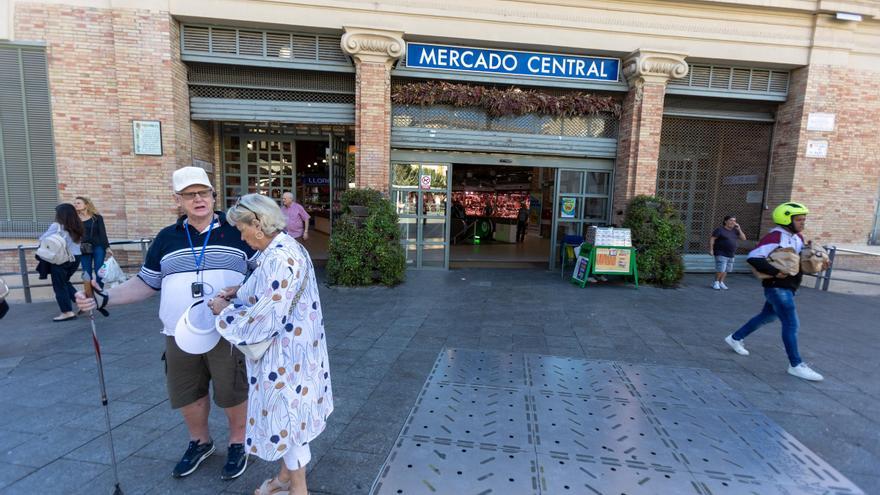 Los comerciantes del Mercado Central de Alicante proponen regular el trasiego de turistas para evitar un impacto negativo en las ventas