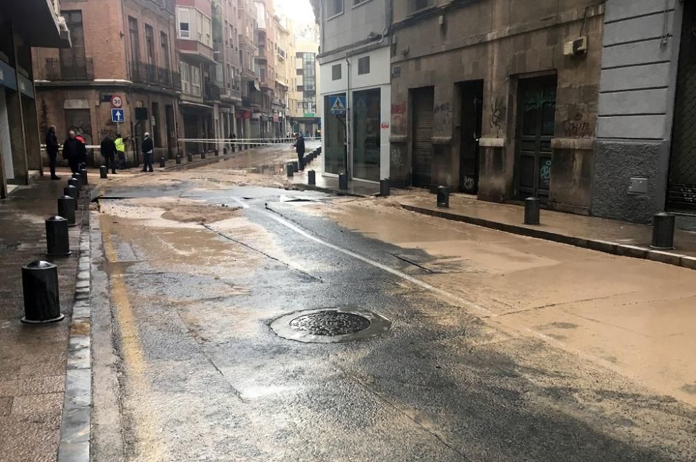 Revienta una tubería en el centro de Murcia