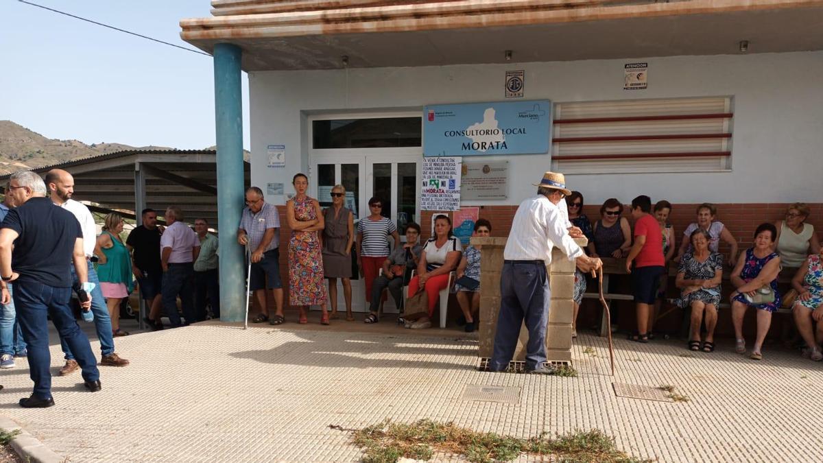Los vecinos de la pedanía de Morata durante la ‘sentada’ que protagonizaban la semana pasada para exigir un médico sustituto.