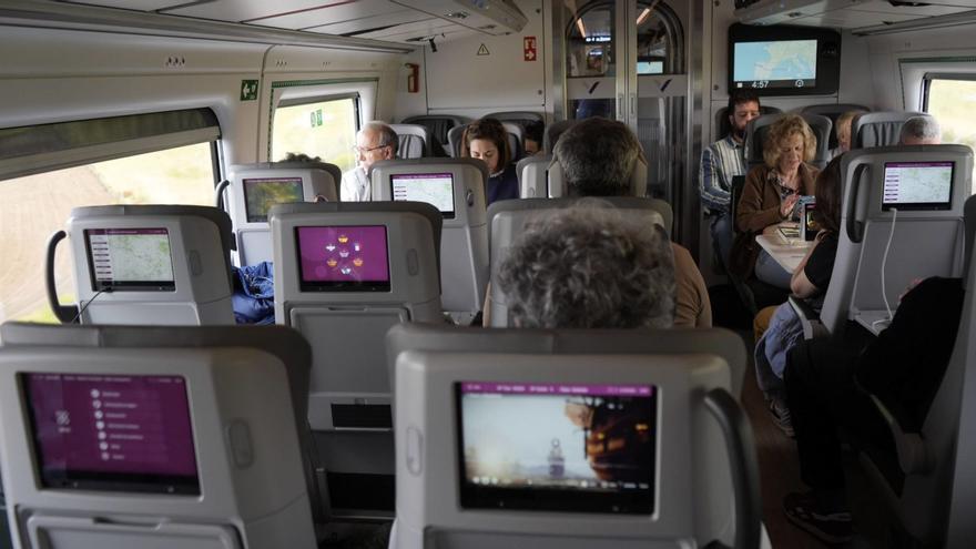 Un fallo eléctrico frustra el estreno del tren Avril, que llega con dos horas de retraso a Zamora y Madrid