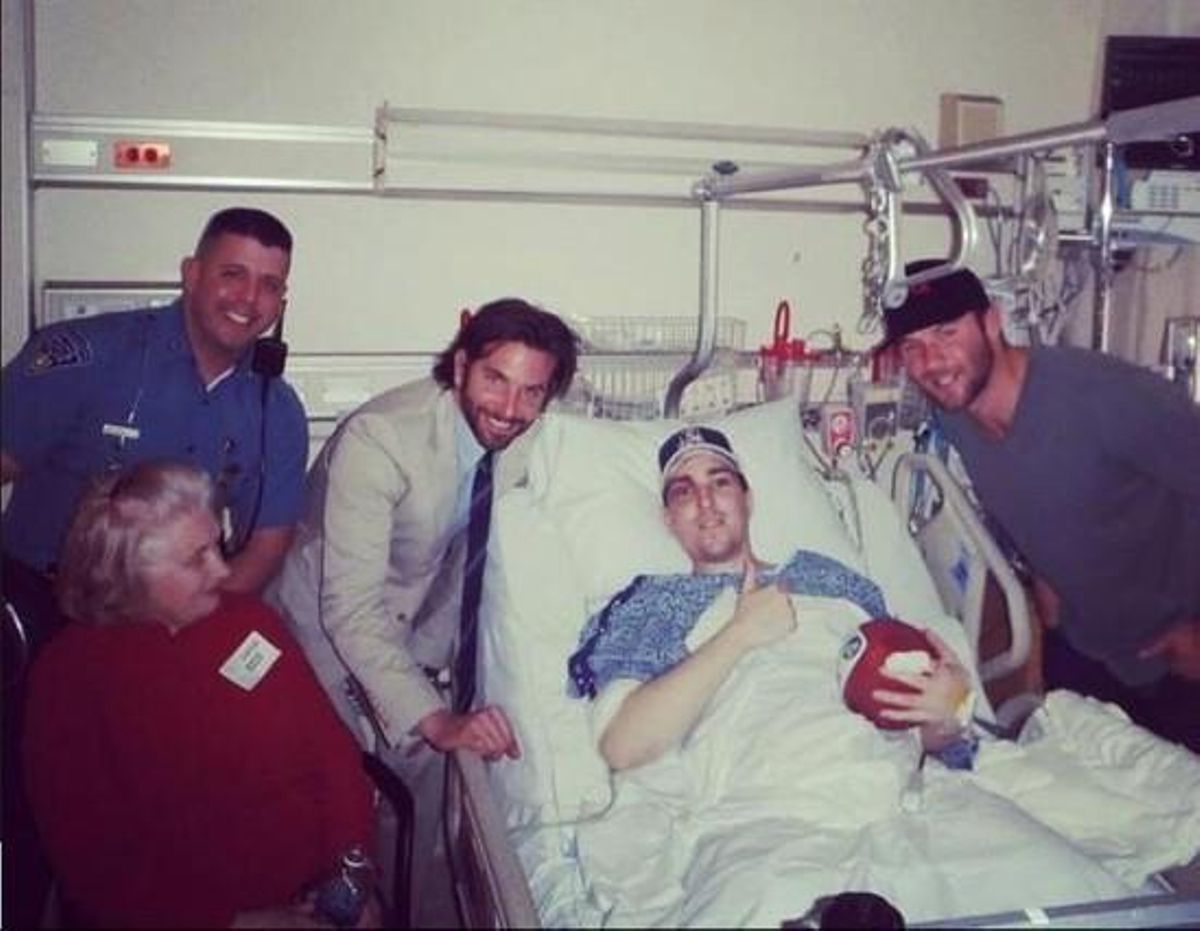 Jeff Bauman, mutilat en l’atemptat de Boston, ha publicat al seu perfil de Facebook una foto amb els seus familiars feta a l’habitació de l’hospital. Jeff Bauman, mutilat en l’atemptat de Boston, ha publicat al seu perfil de Facebook una foto amb els seus familiars feta a l’habitació de l’hospital.