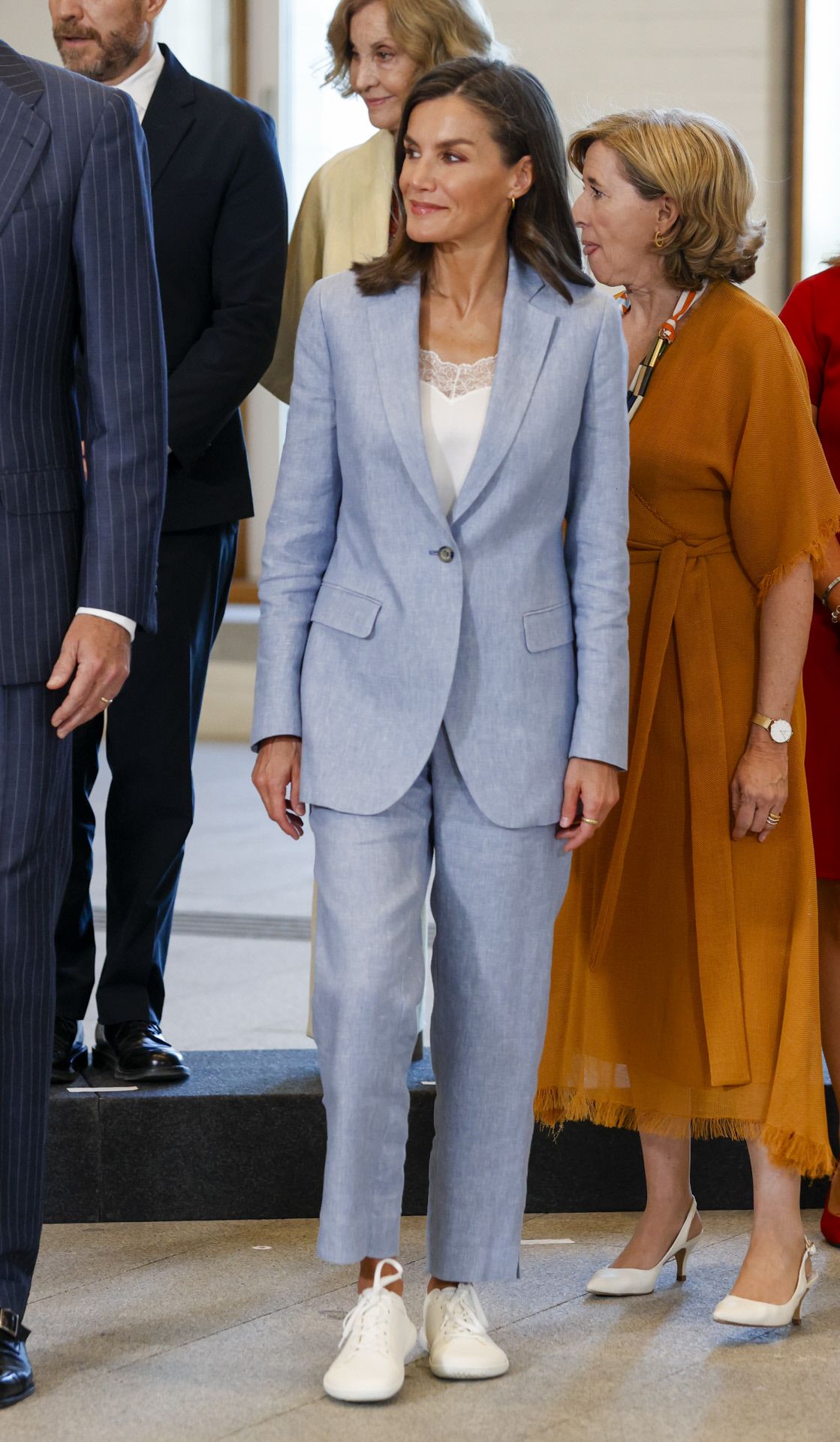La reina Letizia con traje de lino de Adolfo Domínguez