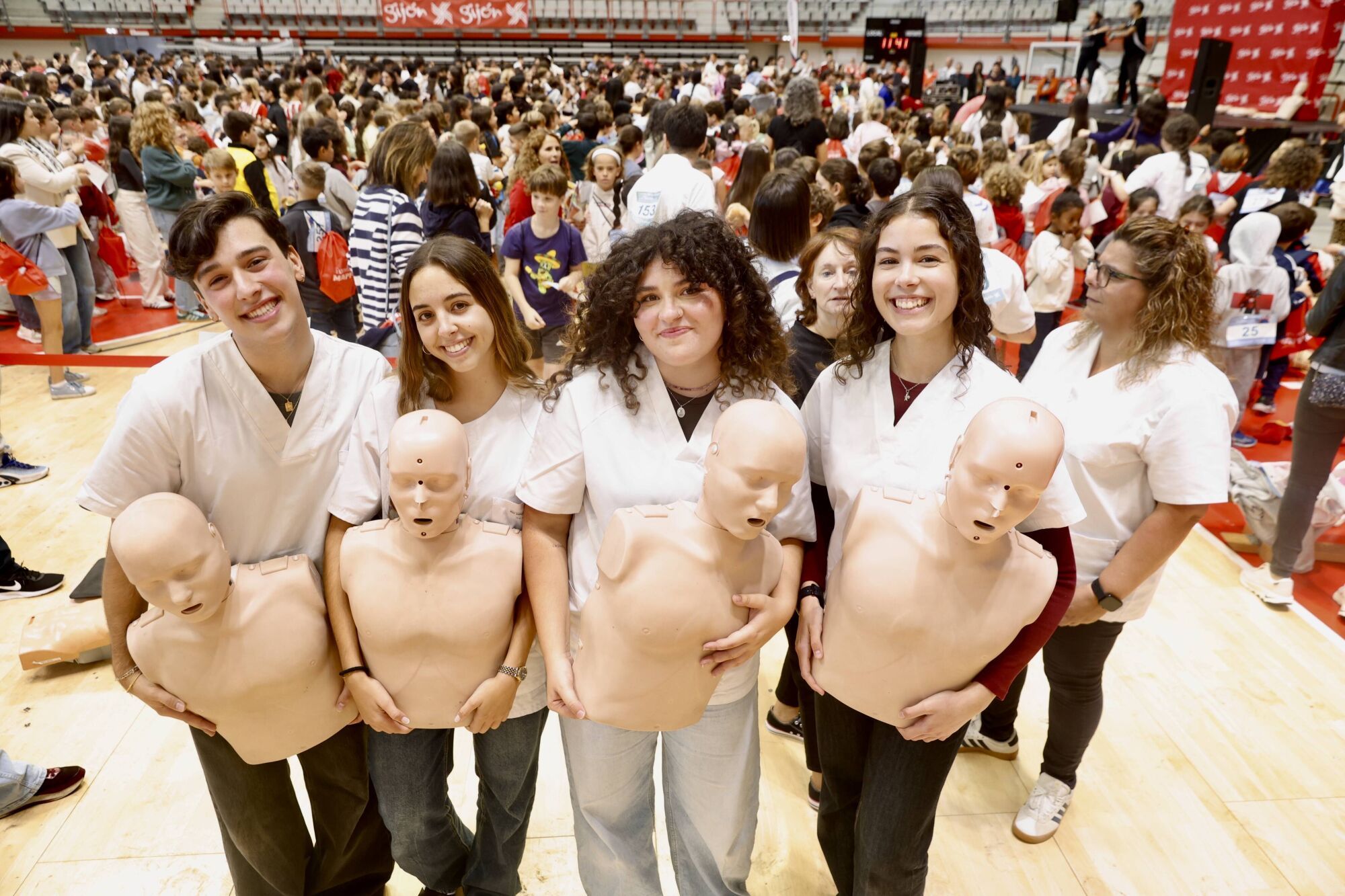 Récord de RCP simultáneo en el Palacio de Deportes. Participan centros escolares de Gijón. Pañeda