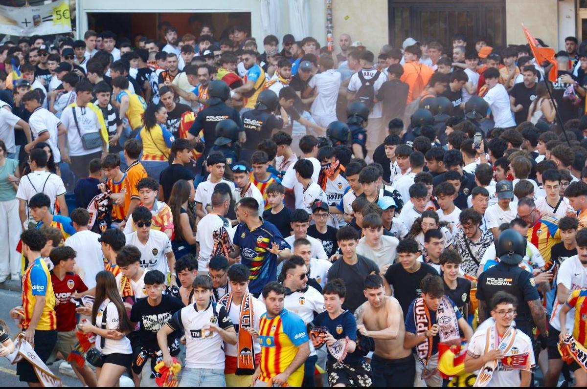 Cargas policiales en los prolegómenos del Valencia CF - FC Barcelona