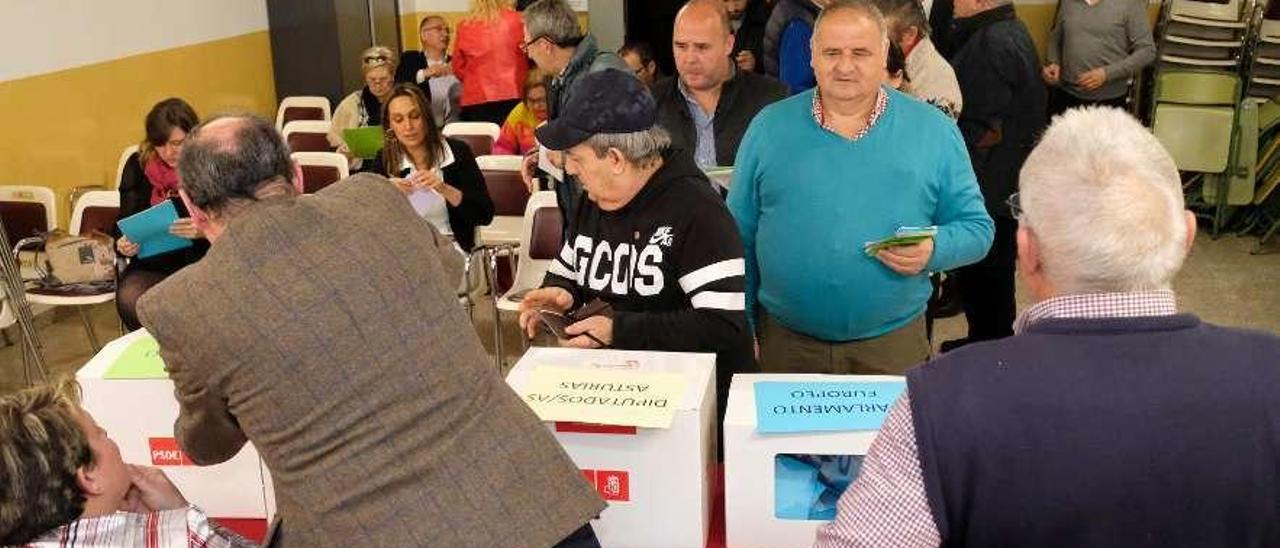 Afiliados esperando para votar el pasado domingo en la Casa del Pueblo de Sama.