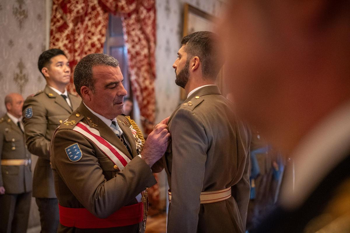 El teniente general Julio Salom impone una condecoración durante la Pascua MIlitar