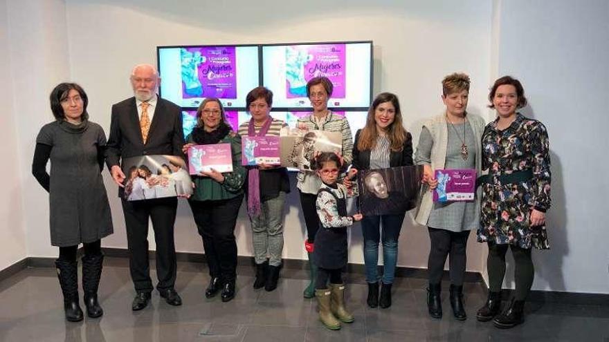 Foto de familia de las vencedoras y el jurado.