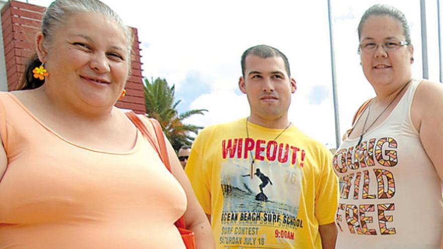 Pino Rodríguez, Vanesa Casimiro y Javier Cazorla, en Fisaldo, ayer.