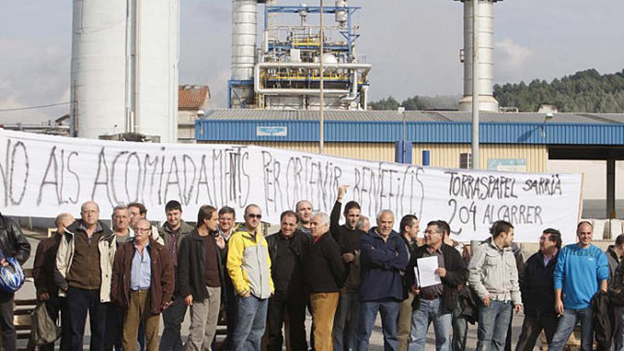 Els treballadors de Torraspapel van tallar l&#039;antiga N-II, que passa per davant de la fàbrica, al matí i al migdia.