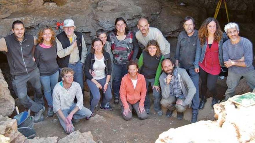 El equipo científico que lleva a cabo la excavación en el interior de la cueva, con algunas autoridades.