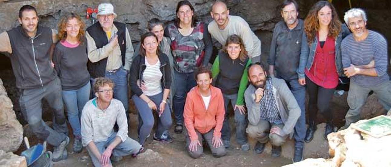 El equipo científico que lleva a cabo la excavación en el interior de la cueva, con algunas autoridades.