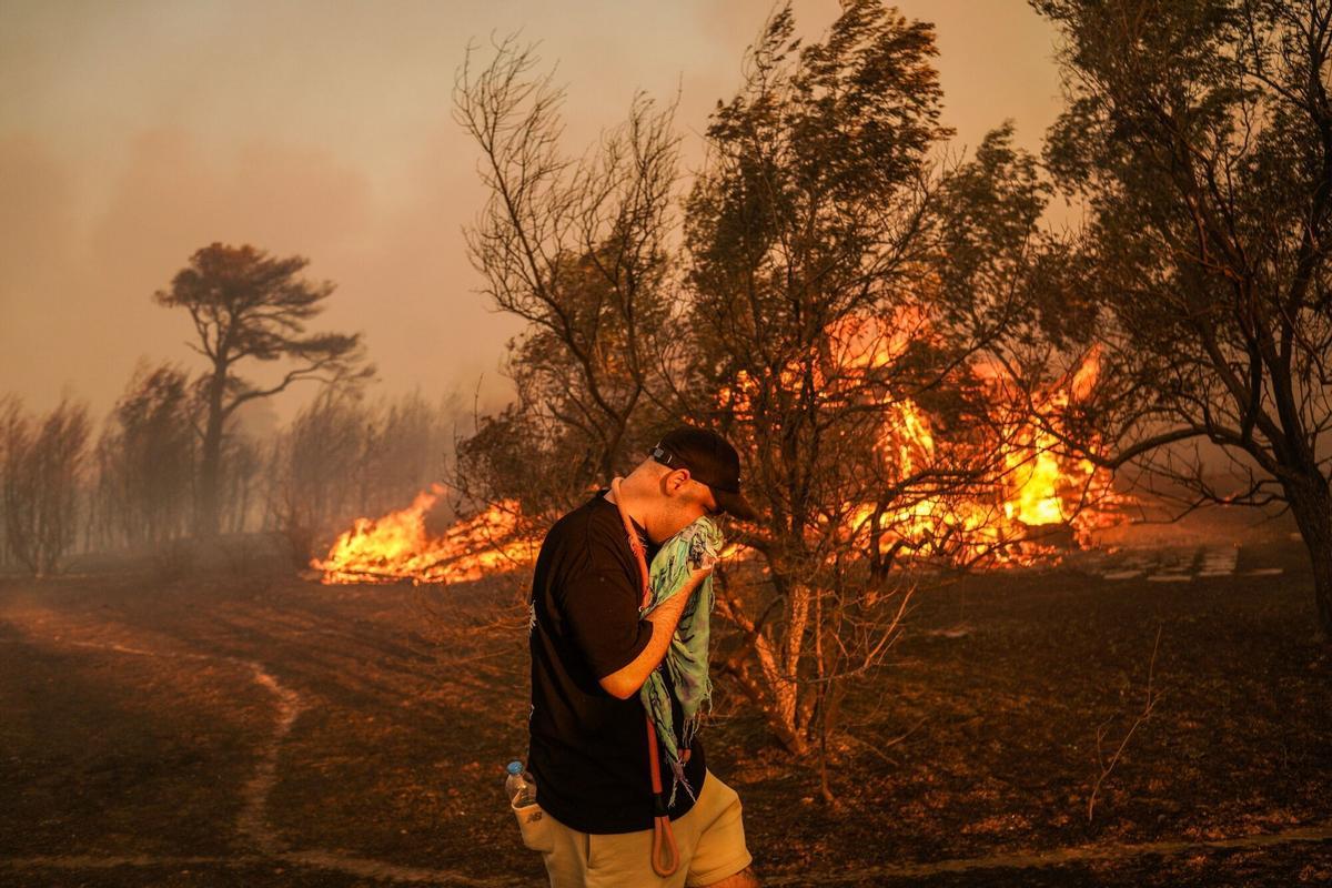 Dos grandes incencios cerca de Atenas obligan a evacuar a miles de personas