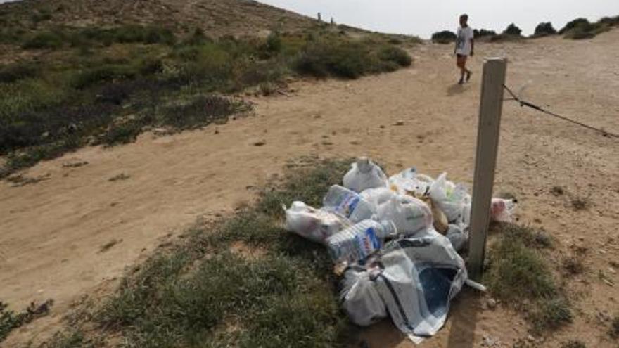 La basura se acumula en el valioso sistema dunar ilicitano