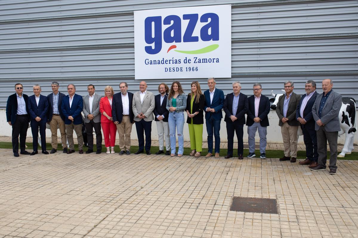 Foto de familia de todos los miembros de la Comisión de Coordinación Territorial y directivos de Leche Gaza.